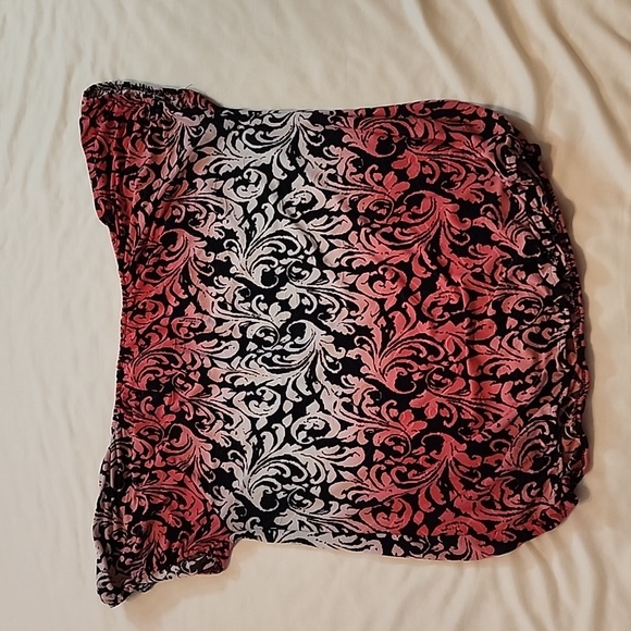 Black, white, red top, comfy, medium size, gathered at the bottom. - Picture 2 of 3